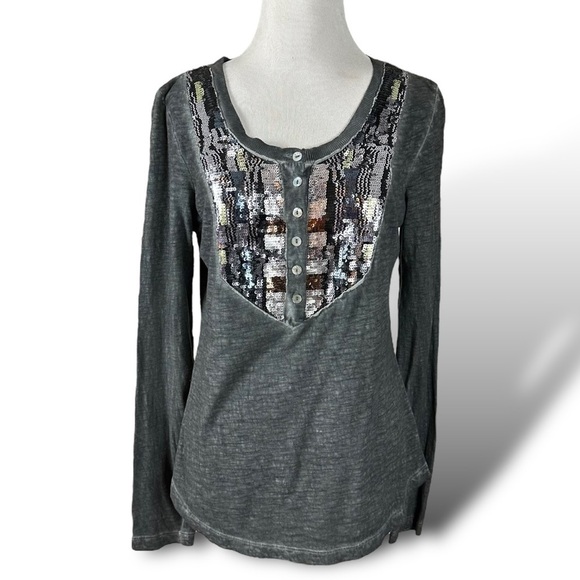 Free People Tiger Eyes Sequined Henley Tee in Washed Black Size Small - Picture 1 of 11
